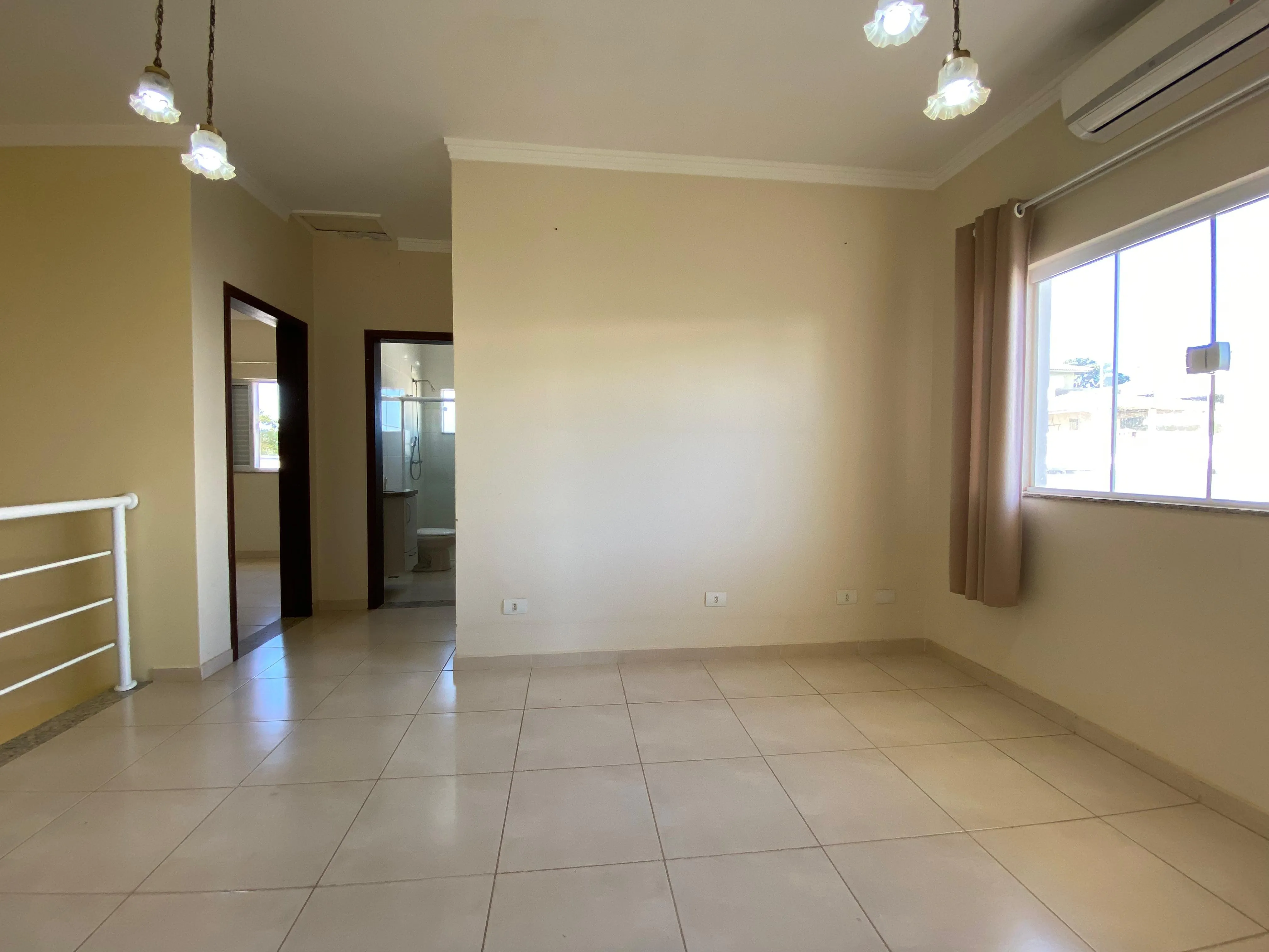 Imagem Excelente Oportunidade, Casa de 347M² de 3 Dormitórios sendo 1 Suíte Master à 10min. do Parque Campolim