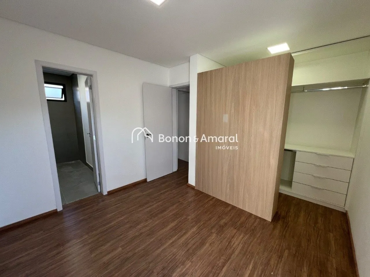 Imagem Casa triplex em condomínio com 3 suítes, automação, aquecimento solar, 168 m² no Chácaras Primavera