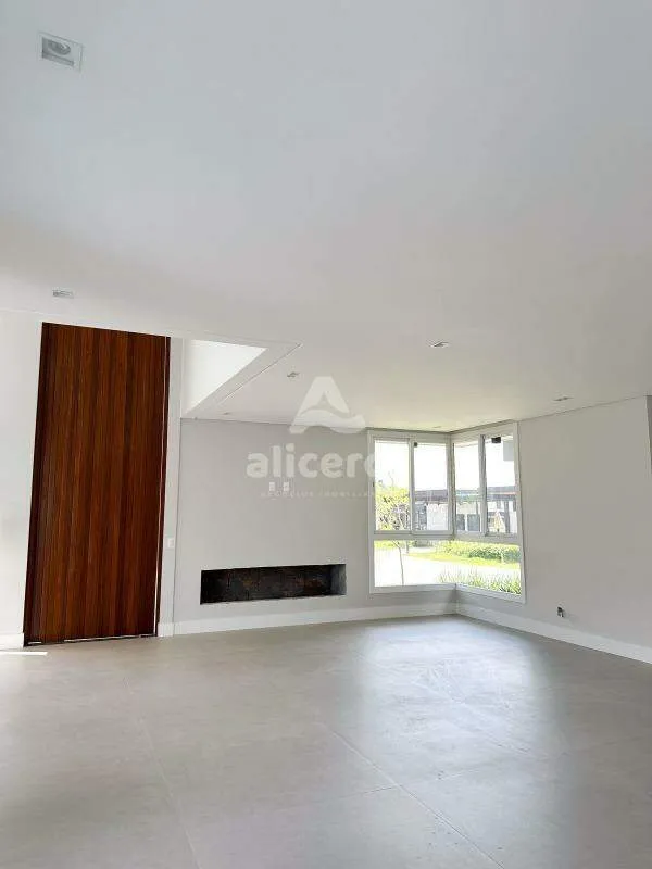 Imagem Casa Alto Padrão em Condomínio I 3 Dormitórios I 1 Suíte Master I Piscina - em Pedra Branca, Palhoça/SC