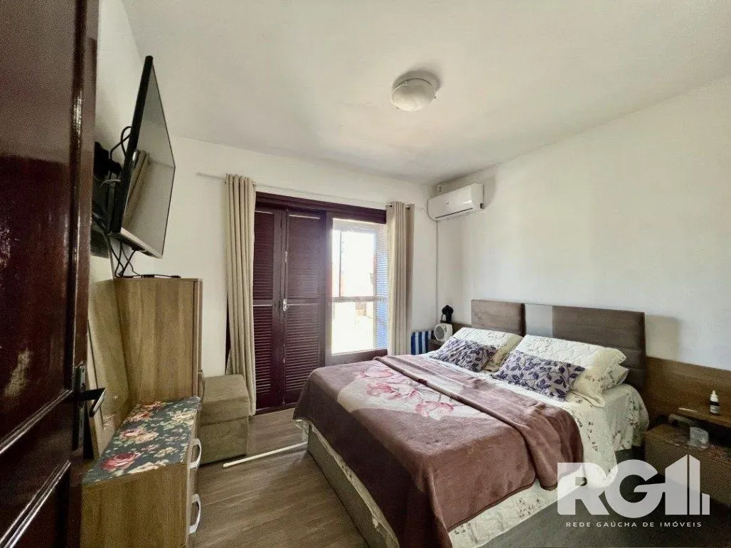 Imagem Casa ampla com pátio e 5 dormitórios, localizada no Centro de Imbé, a 200 metros do Mar.