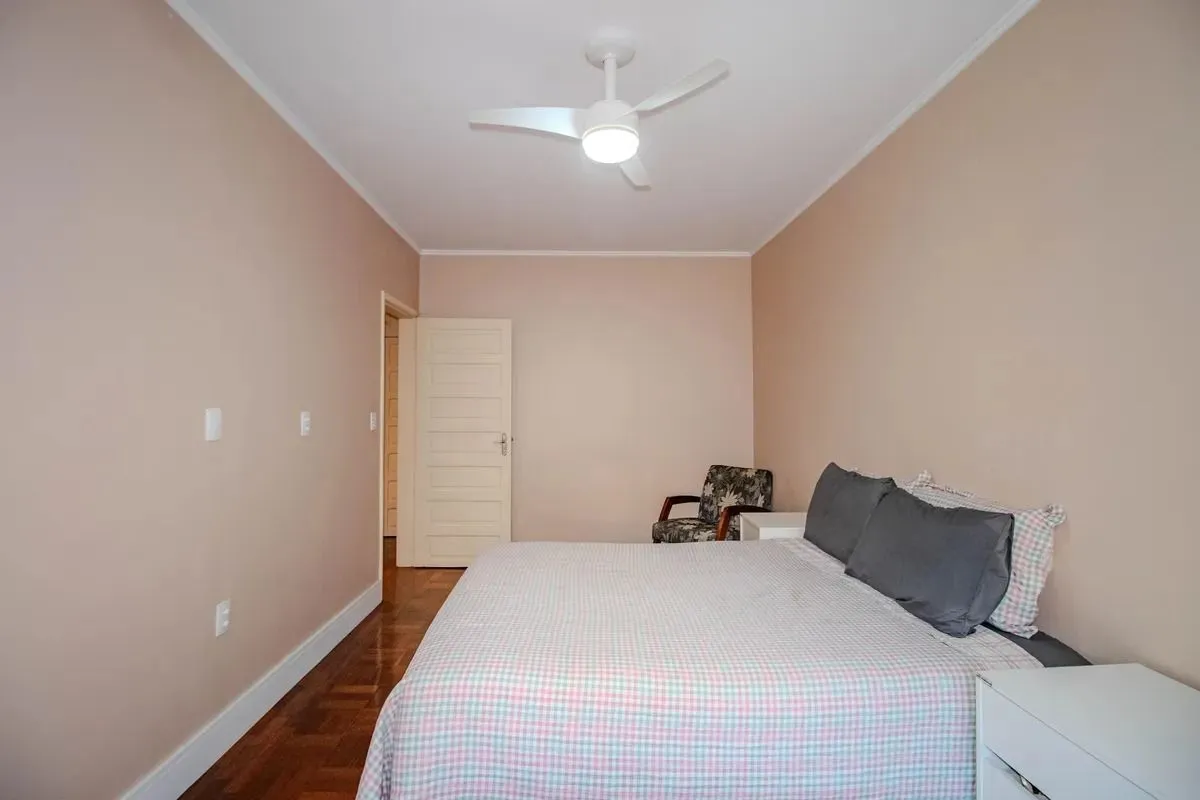 Imagem Casa Reformada com 5 Dormitórios e Amplo Pátio