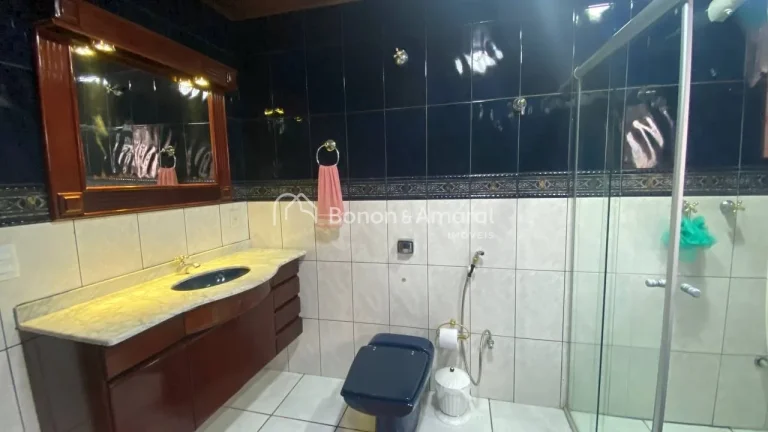 Imagem Casa térrea de madeira, com excelente distribuição. São 3 suítes, sendo 1 suíte máster com hi...