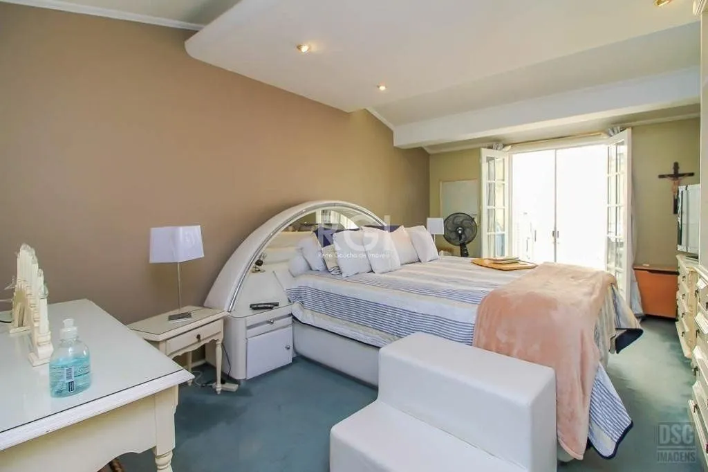 Imagem casa Living para 3 ambientes com lavabo, cozinha com pia e armários planejados