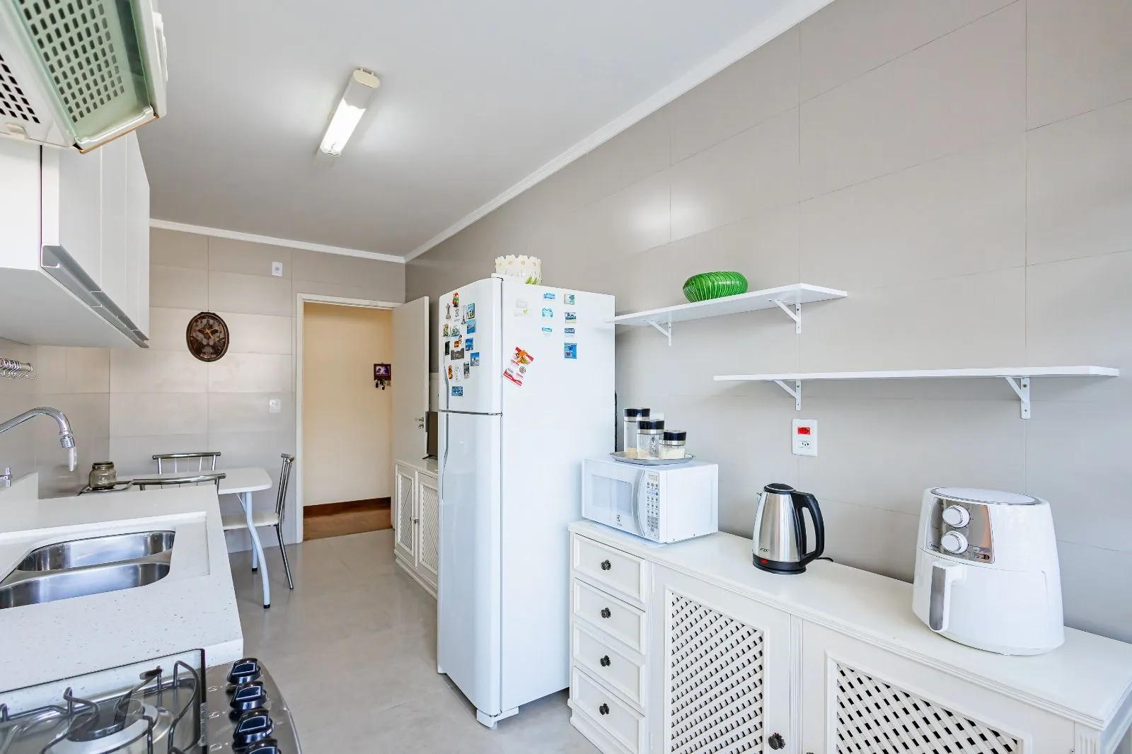 Imagem Apartamento a venda com dois dormitorios e vaga coberta no bairro Menino Deus.