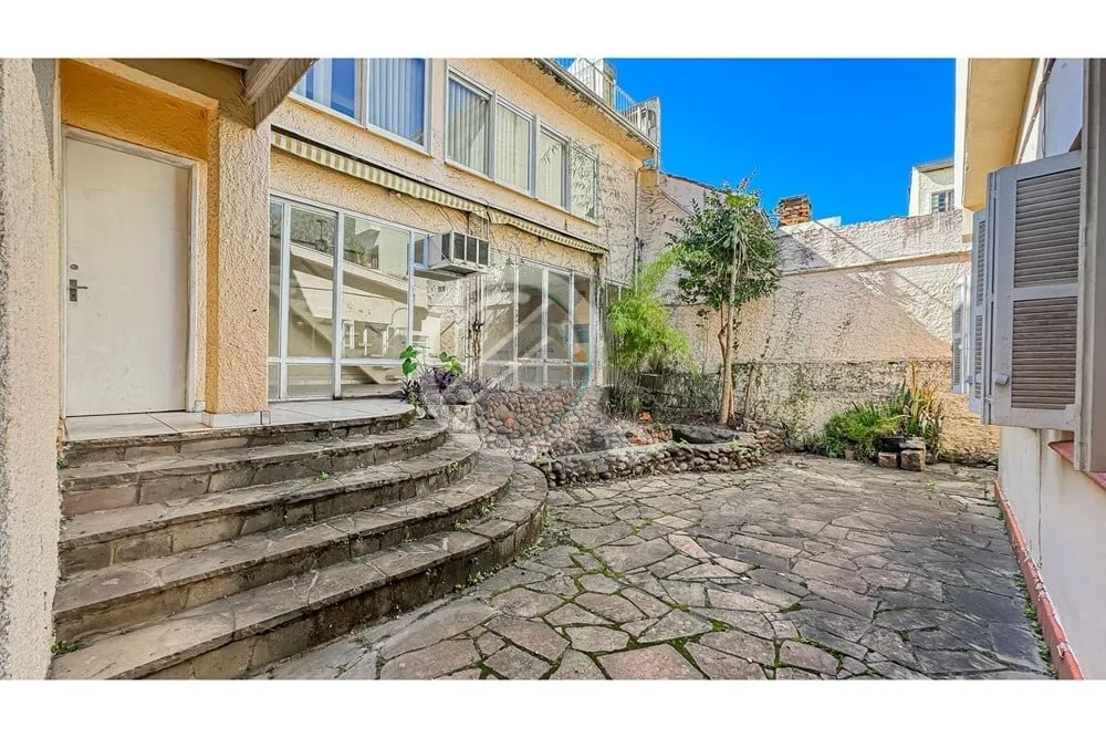 Imagem Ampla casa com 14 peças incluindo um anexo de 3 andares, salas com lareira, 2 suítes, 4 quartos, e...
