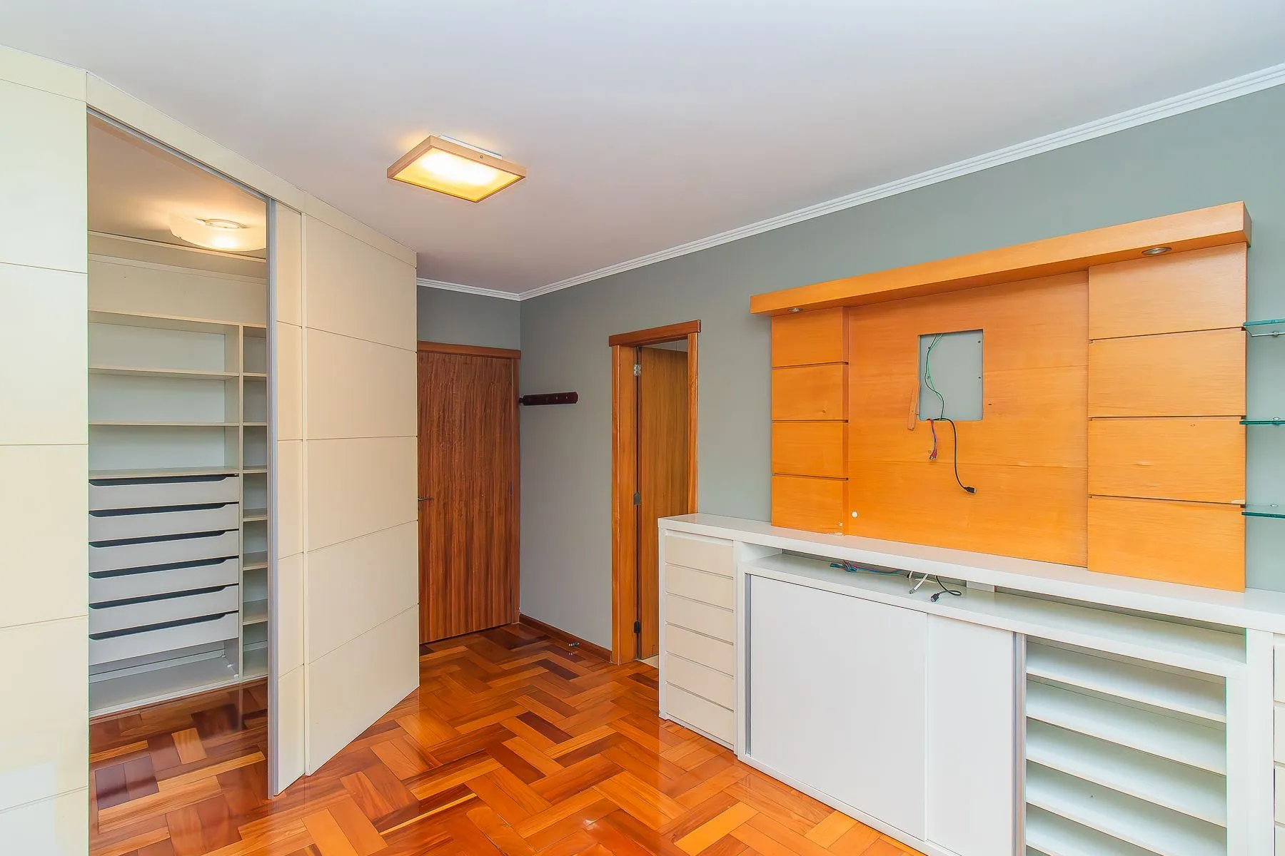Imagem Apartamento semi mobiliado, impecável, com 126m² privativo.