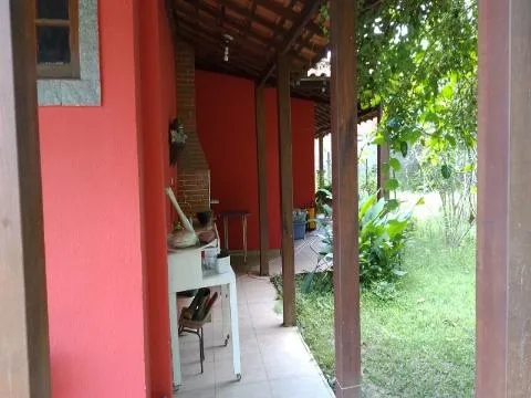 Imagem VENDA DE CASA NO COPACO, EM ARUJÁ/SP, 147m² com 3 suítes, quintal amplo, churrasqueira, sala de estar e jantar e garagem coberta. CONSULTE-NOS.