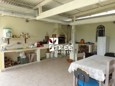 Imagem VENDA DE CHÁCARA NO COPACO, EM ARUJÁ/SP, A/T de 1.700m², A/C 150m², 3 dorm, sala com lareira, espaço c/ churrasqueira, pomar e 10 vagas. CONSULTE-NOS.