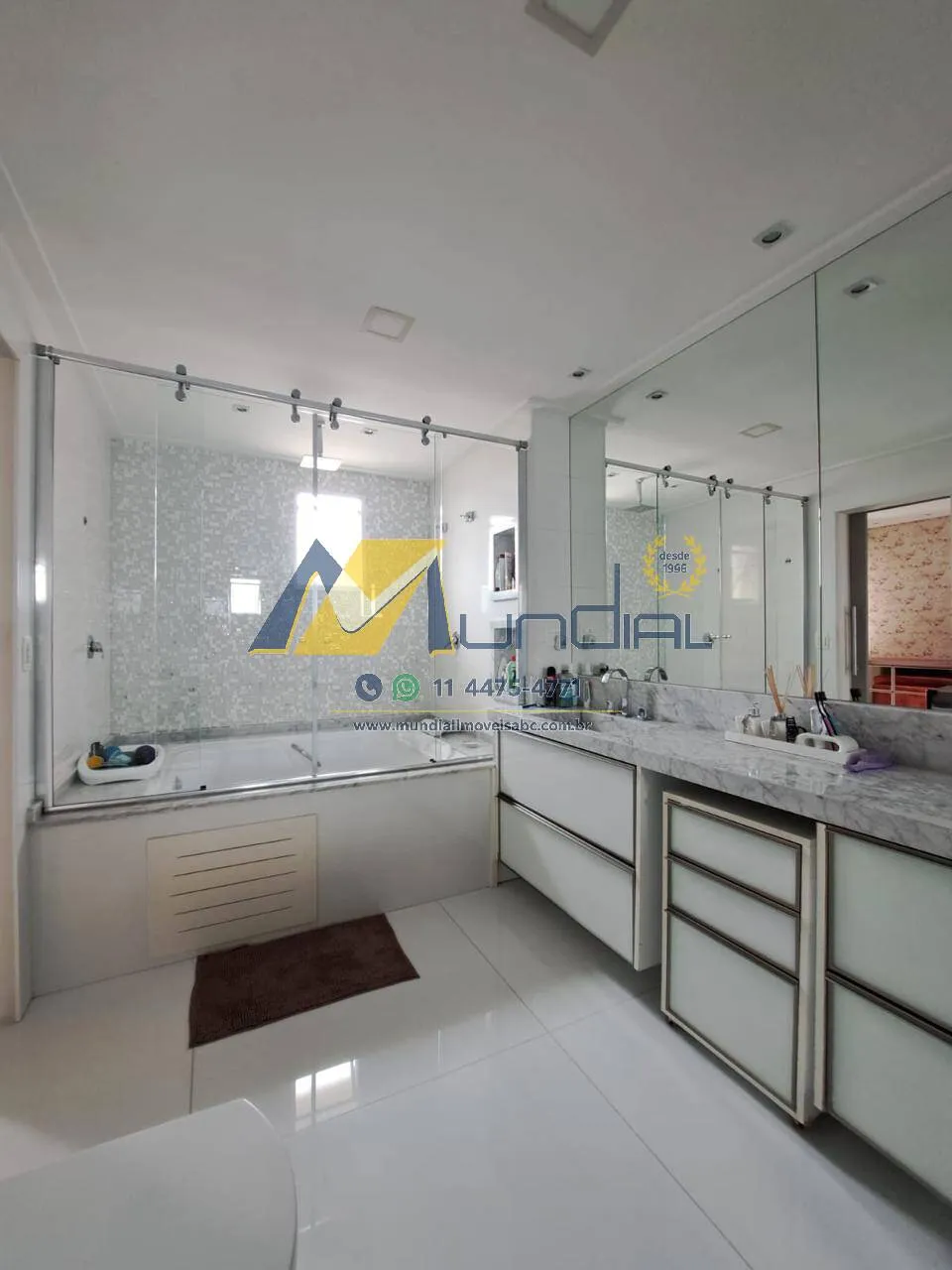Imagem Cobertura Duplex de Alto Padrão com 227m² e 4 Vagas