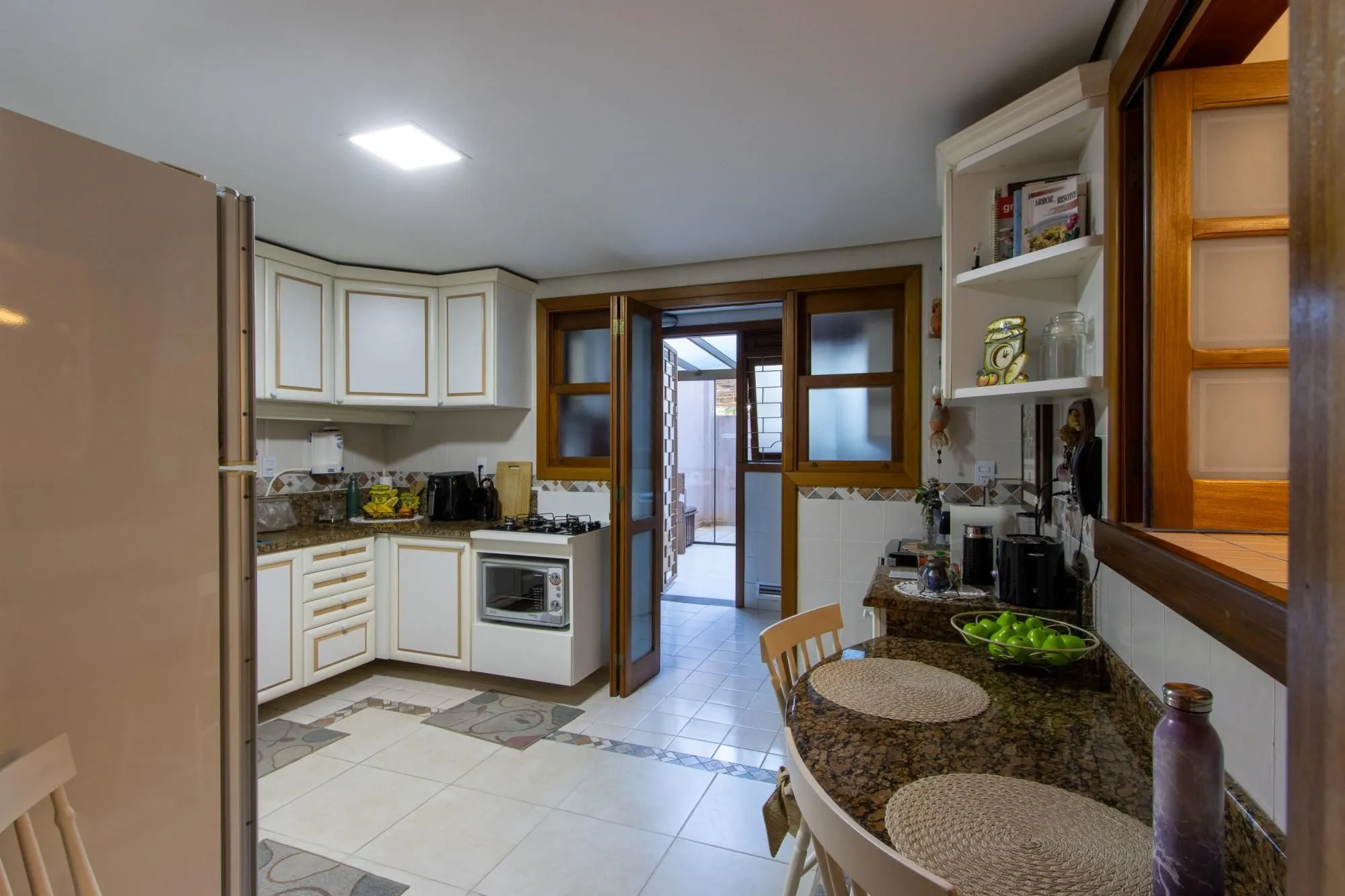 Imagem Apartamento de 4 dormitórios, 1 suíte e 2 vagas escrituradas - Bairro Ipanema.
