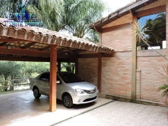 Imagem Casa na Granja Viana com muito espaço em rua tranquila
 Casa com pé direito alto, amplas varandas,...