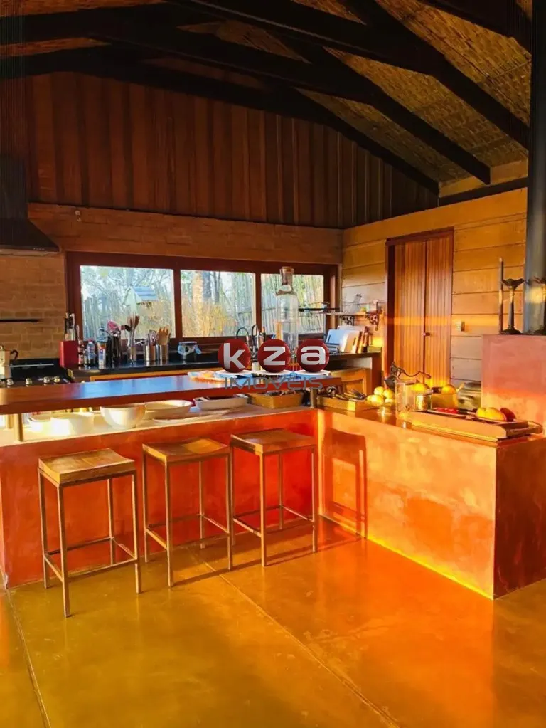 Imagem Imperdível Casa de Luxo com 4 Suítes e 15 Vagas de Garagem em Cunha-SP, Bairro Mato Escuro - 672m² de Pura Elegância!