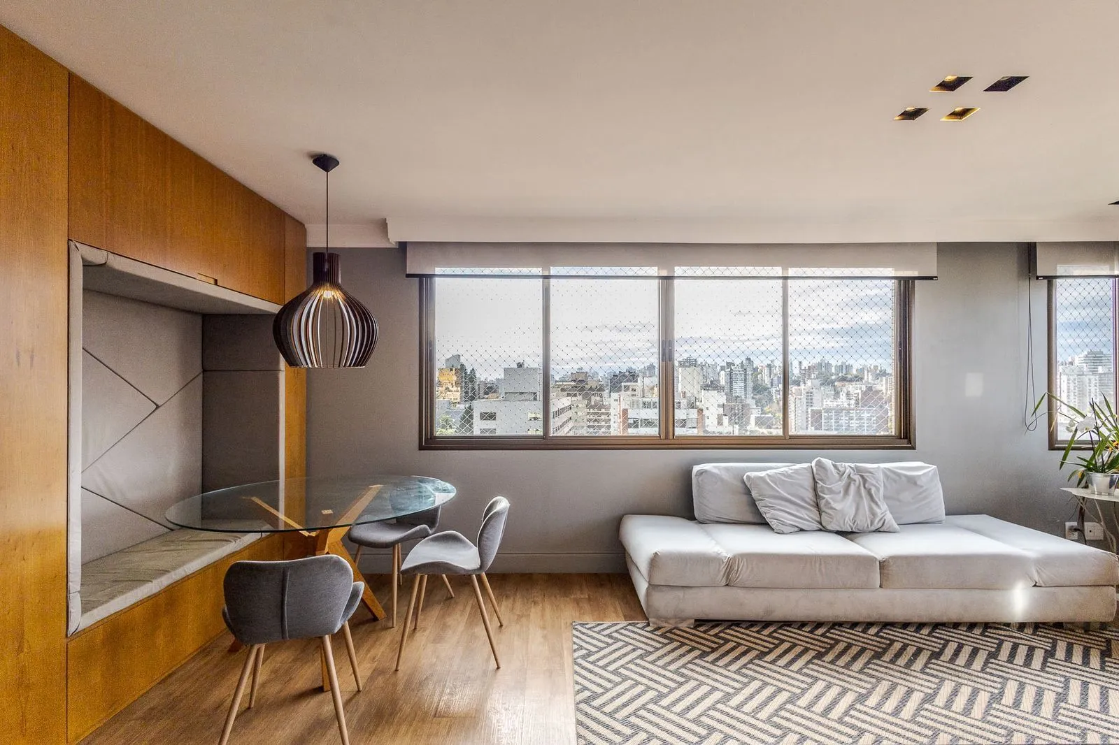 Imagem Andar alto, sol e vista definida são ponto forte deste belíssimo apartamento à venda de 3 dorm e 2 vagas indiv. cobertas no Rio Branco