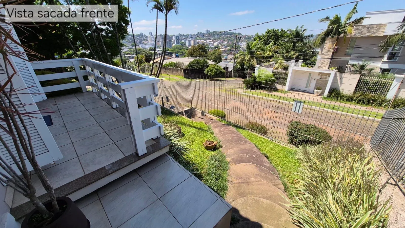 Imagem Excelente casa de 4 dormitórios, 1 suíte e 2 vagas em Novo Hamburgo.
