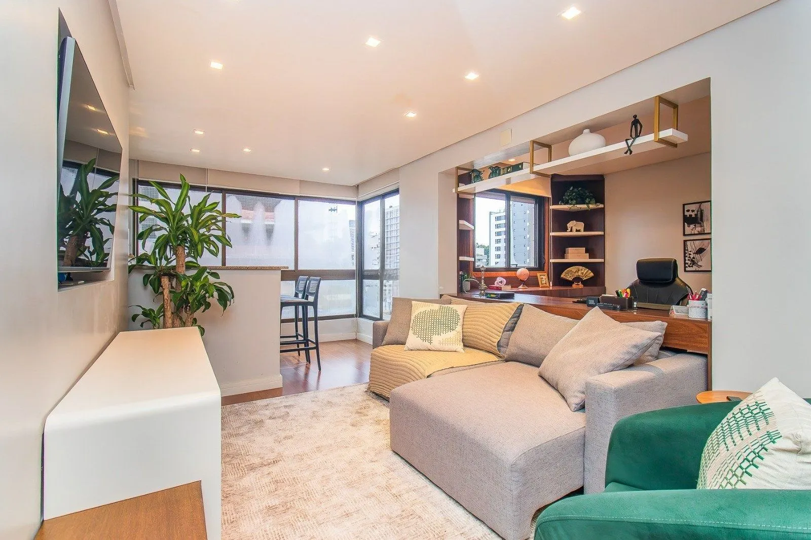 Imagem Apartamento Reformado e Mobiliado com 101m² e 2 Vagas no Coração do Rio Branco