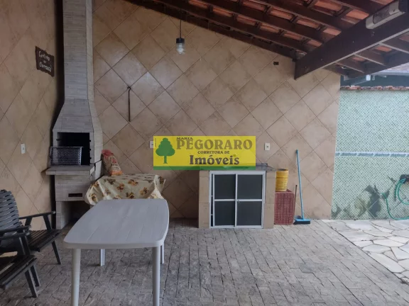 Imagem Casa à venda em Caraguatatuba-SP, bairro Rio do Ouro: 2 quartos, 2 salas, 2 banheiros, 2 vagas de garagem, 127m² - com piscina e churrasqueira!