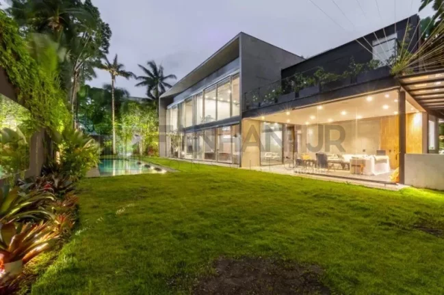 Imagem Oportunidade única: Casa de Alto Padrão no Jardim Europa, São Paulo-SP, com 4 quartos, 4 suítes e 8 vagas de garagem!