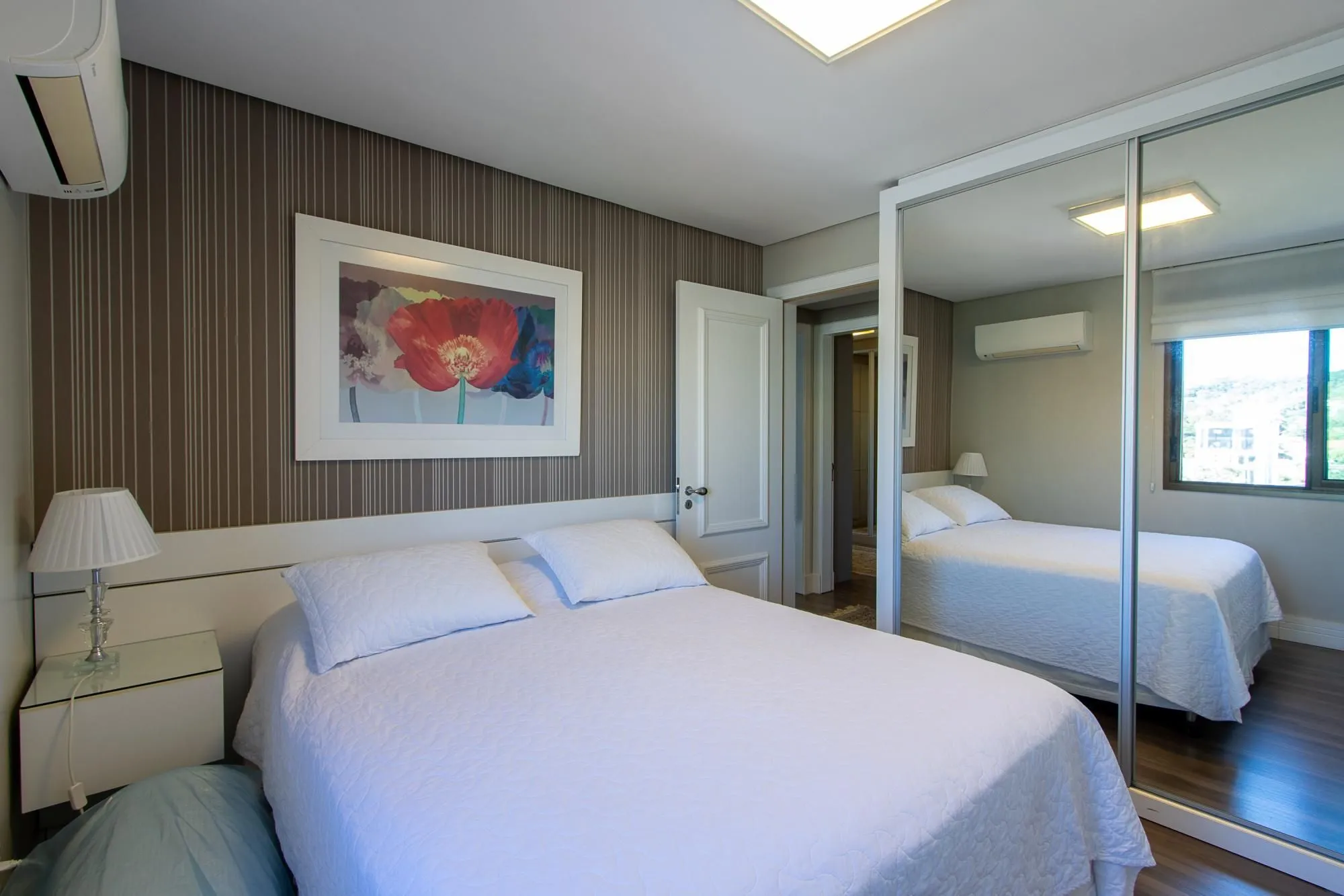 Imagem Excelente apartamento de 3 dormitórios, 1 suíte e 2 vagas no bairro Tristeza.