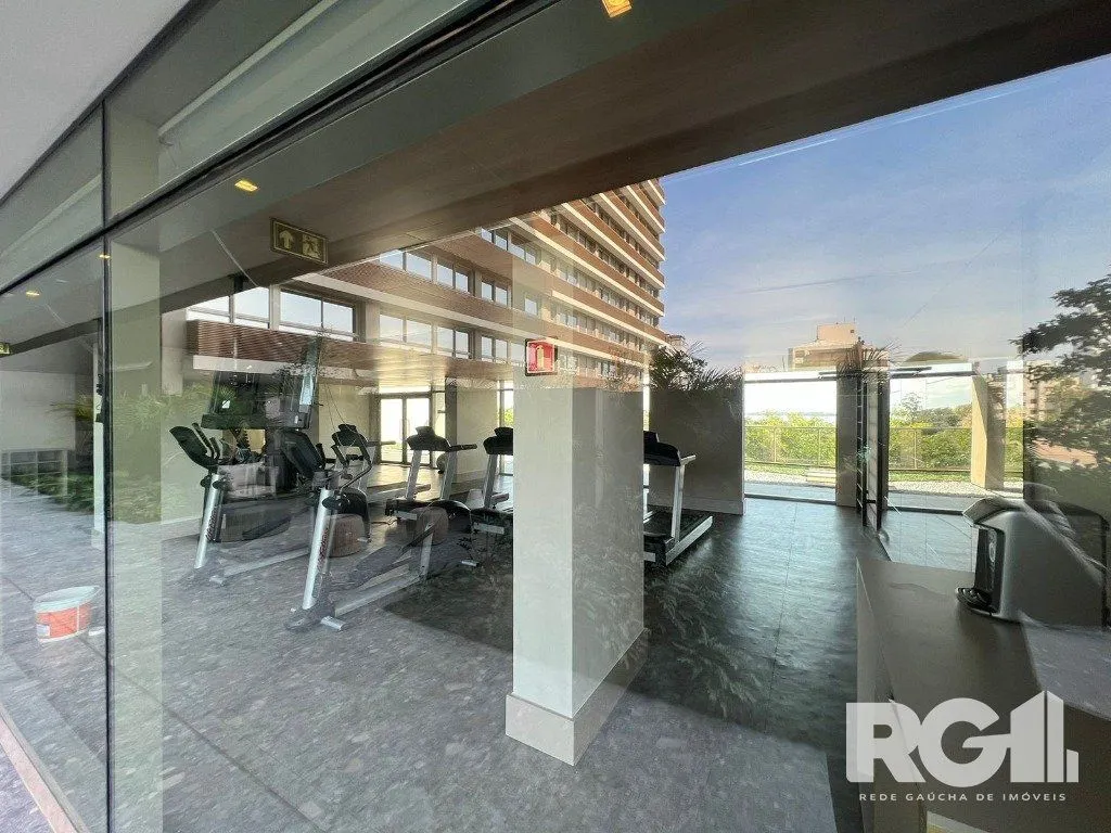 Imagem Apartamento com 143 m² privativos, possui 3 suítes, (sendo 1 máster), living, cozinha, dependência de empregada, lavabo, 143 m² de área privativa, 2 vagas de garagem.
