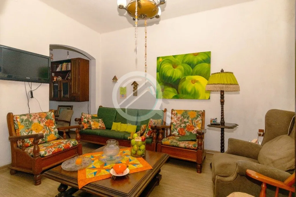 Imagem Casa 2 pavimentos com 130m² de área privativa, três dormitórios, living dois ambientes, sala de ...