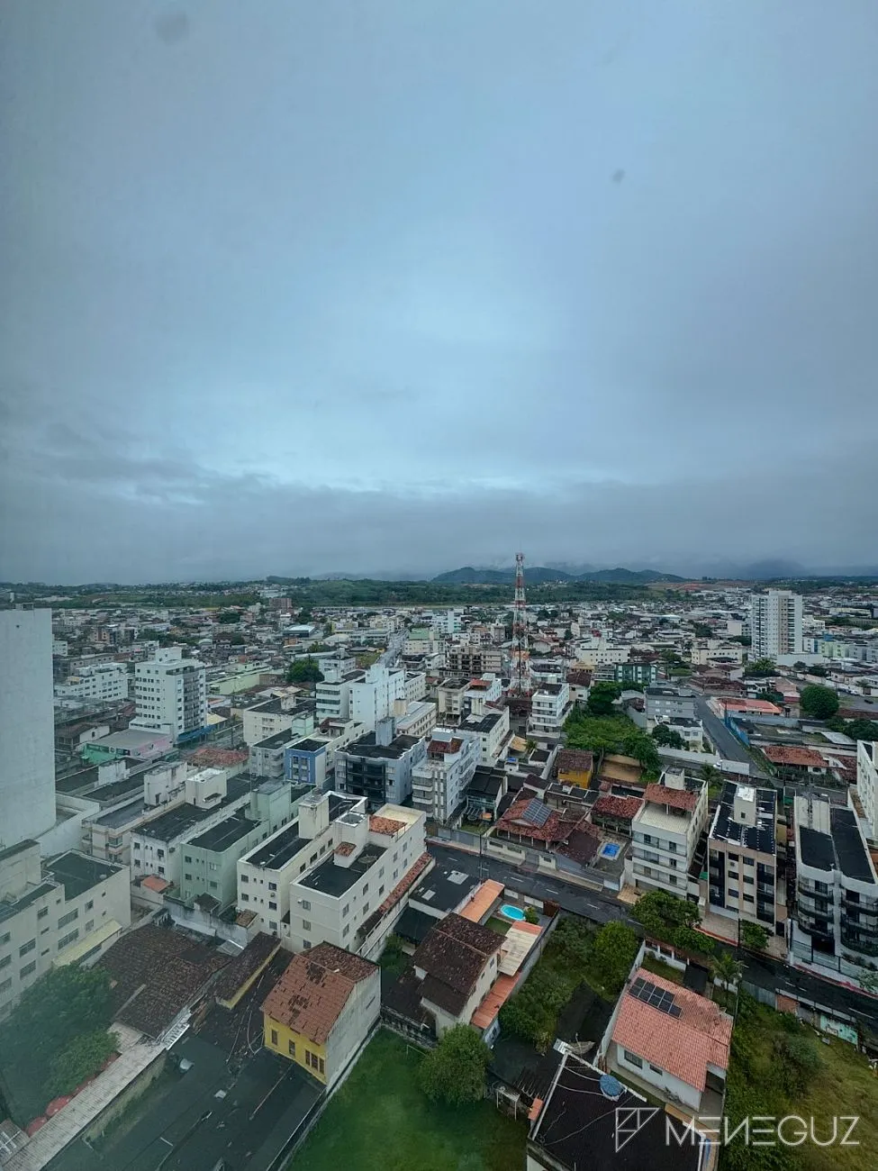 Imagem Apartamento mobiliado de 3 quartos na Avenida Praiana - andar alto, vista para as montanhas e vista discreta para o mar!