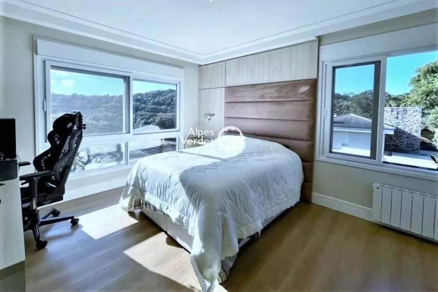 Imagem Vende-se Casa em Condominio com 3 suites a 5 minutos da Rua Coberta