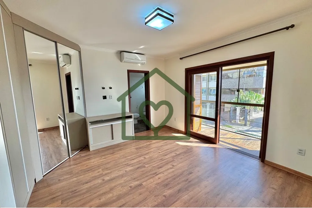 Imagem Casa com 237m2 em Porto Alegre, no bairro Sarandi, ideal para quem busca conforto, praticidade e exc...