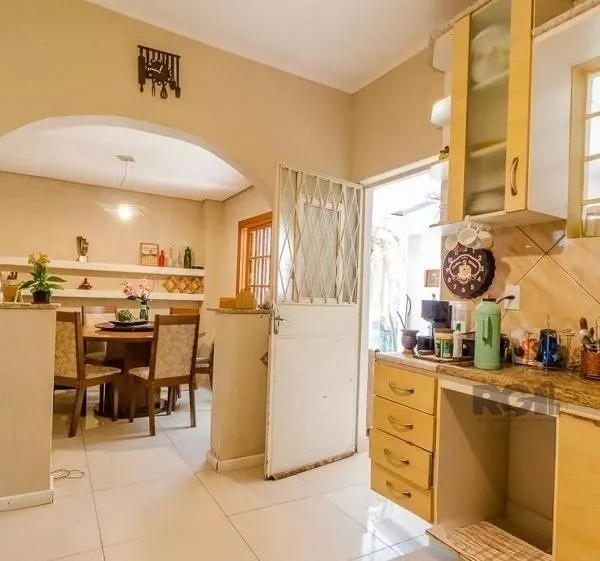 Imagem Casa sobrado no Partenon de 4 dormitórios e 2 vagas