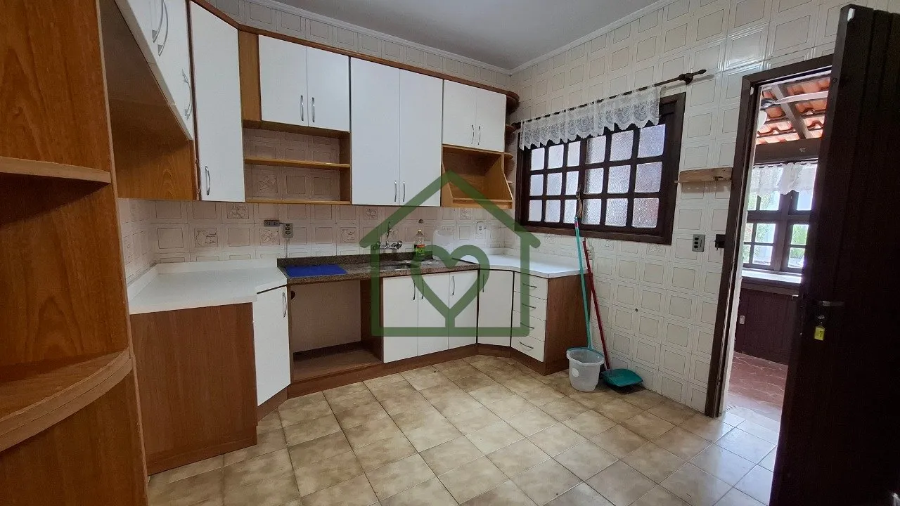 Imagem Casa 3 dormitórios sendo um suíte com sacada e garagem para dois carros. No andar inferior: Living...