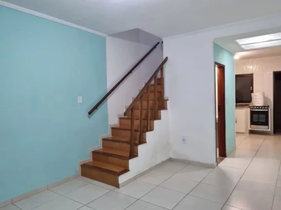 Imagem Sobrado individual à venda no Maracanã em Praia Grande-SP, com 2 dormitórios sendo suítes, sala ampla, cozinha com armários planejados, 1 lavabo, banheiro com box e gabinete, lavanderia, churrasqueira, vaga de garagem, portão em alumínio, a 150 metros da 