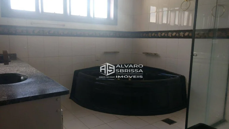Imagem Casa estilo colonial, possui 3 suítes com ar condicionado e armários. Condomínio Portella Itu SP