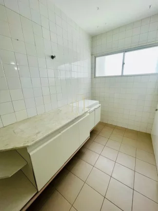 Imagem Apartamento amplo e bem localizado com quatro quartos e varanda a venda no Itaigara