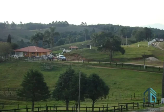 Sítio/Haras com 52,00 área e 3.000m² área construída, Barracões, 6 casas de funcionários, 29 cocheiras, em Tijucas do Sul - PR