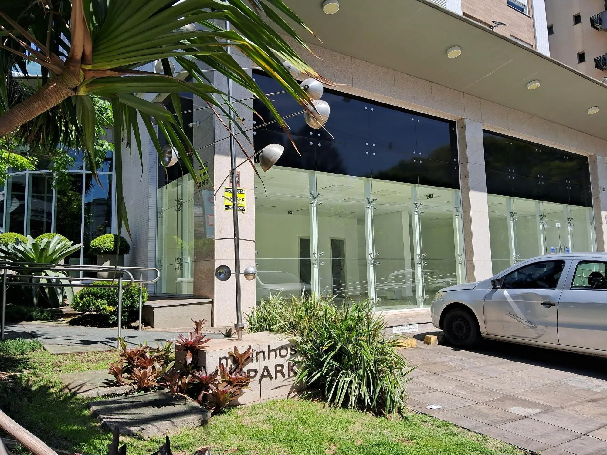 Imagem MÁFFER IMÓVEIS ALUGA - EXCELENTE LOJA COMERCIAL NO MOINHOS DE VENTO com 102m² privativos,Rua Comendador Caminha, nº 22 - Bairro Moinhos de Vento Em frente ao Parcão