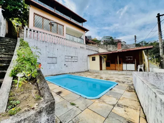 Foto do imóvel Casa para Venda em Teresópolis, Agriões, 5 dormitórios, 2 suítes, 3 banheiros, 2 vagas