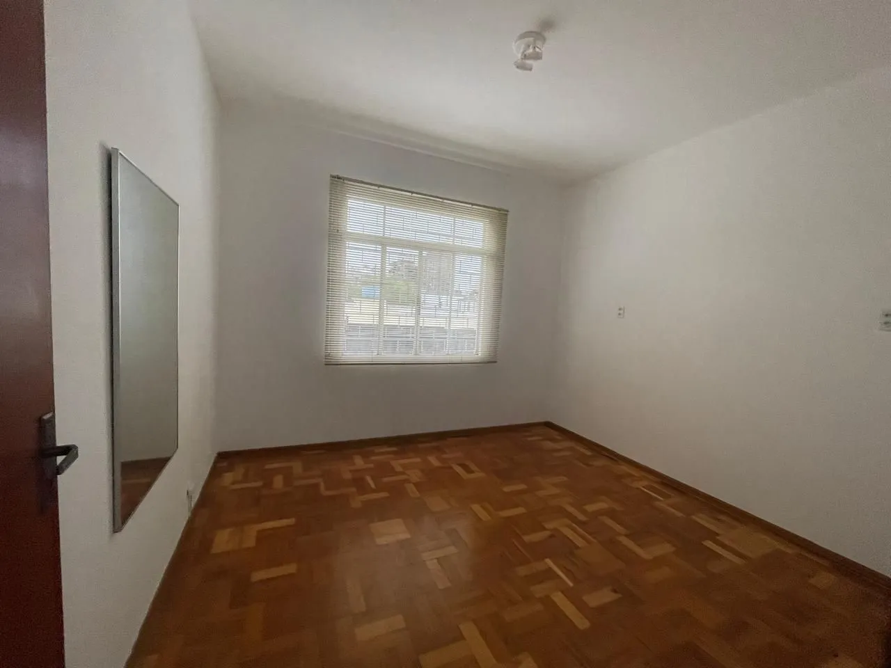 Imagem Terreno amplo com 690m², com duas casas construídas para moradia ou investyirdores!!