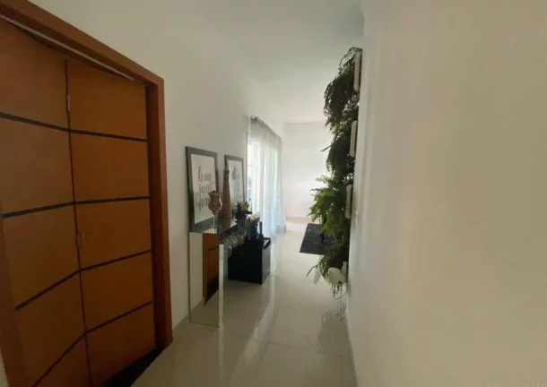 Imagem Casa Térrea de 3 Dormitórios e Piscina - 430m² por R$ 8.500 no Vale do Lago