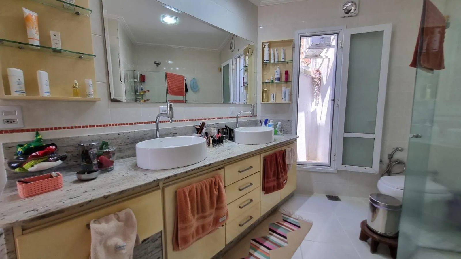 Imagem Casa Espetacular com Vista Deslumbrante, Reformada por Arquiteto de 2 dormitórios, suíte, próximo a PUC e Carrefour no bairro Partenon em Porto Alegre/RS/