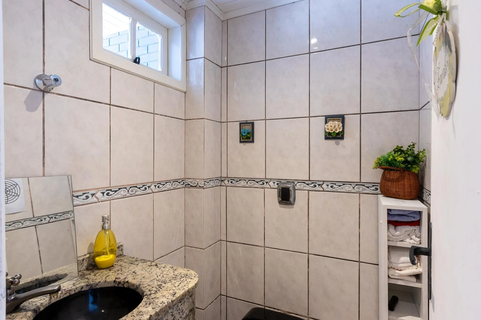 Imagem Casa de condomínio, de 3 dormitórios, 1 suíte e 2 vagas de garagem.