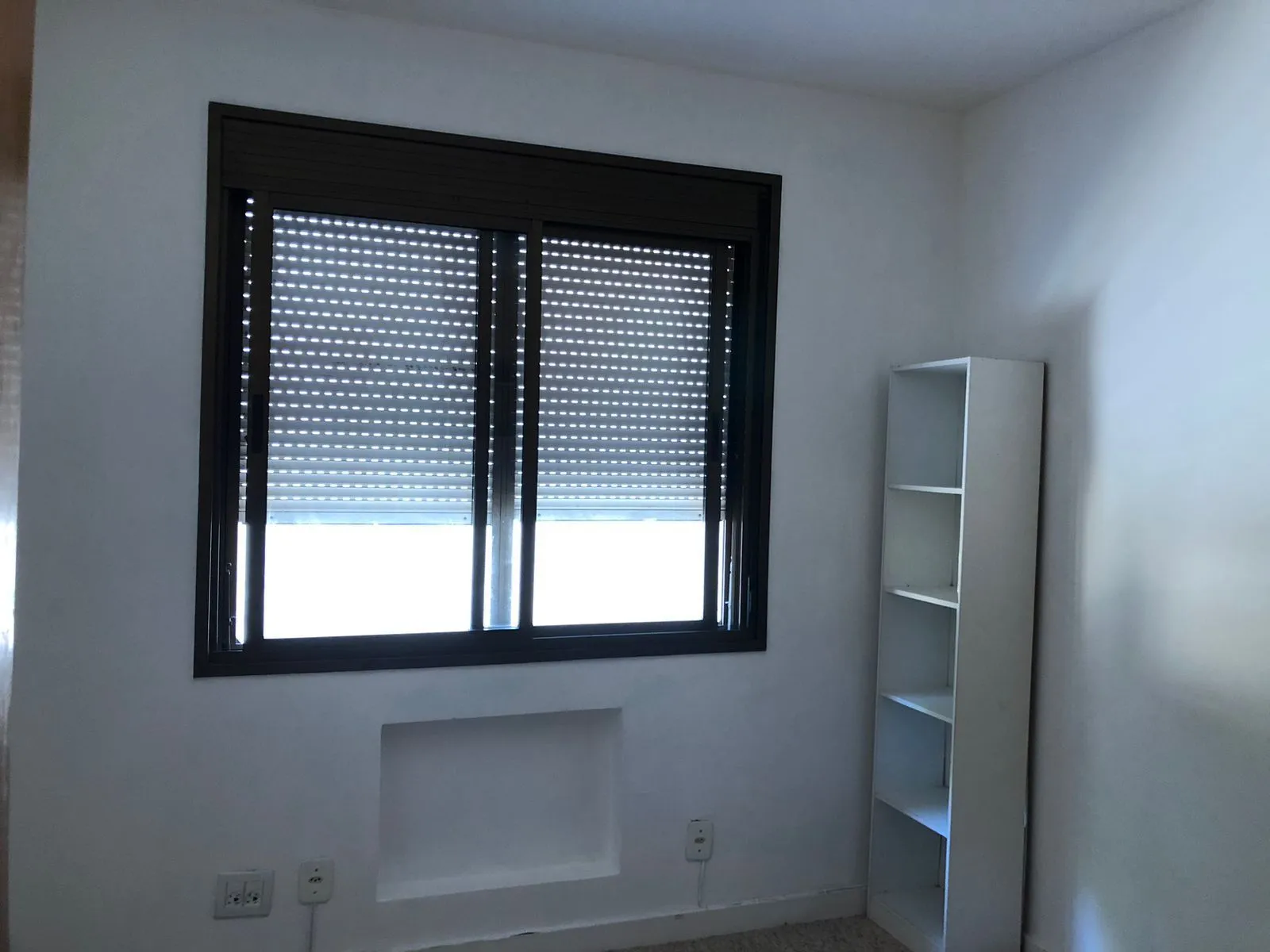Imagem Vende ou aluga no bairro Menino Deus, com garagem, apartamento de 03 dormitórios, suíte, living 02 ambientes, com sacada e churrasqueira