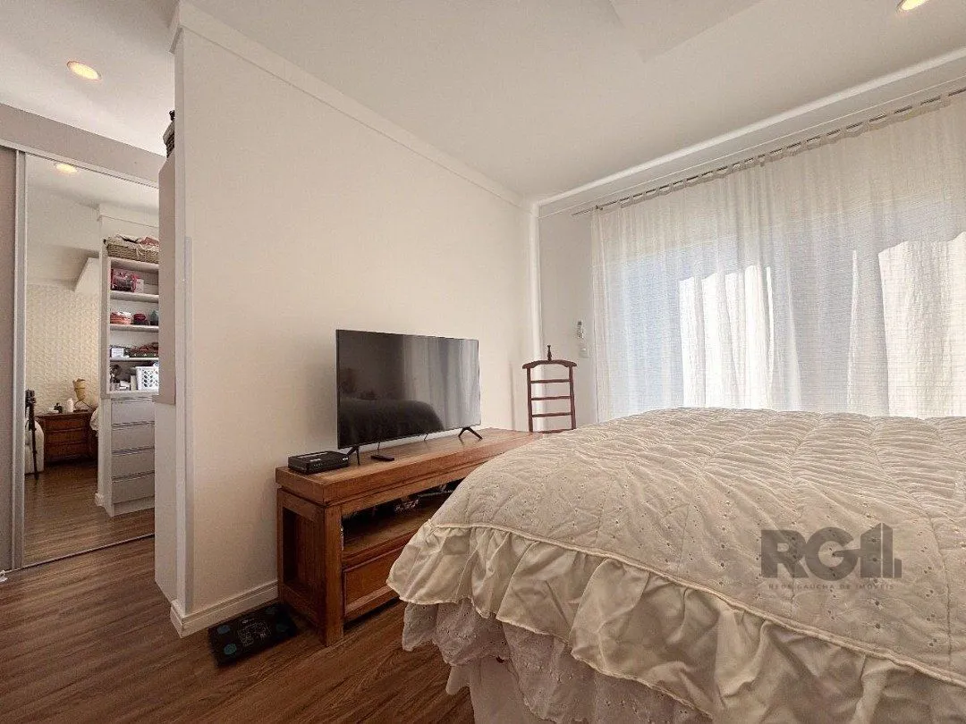 Imagem Casa em condomínio com pátio, piscina, 3 suítes e 2 vagas