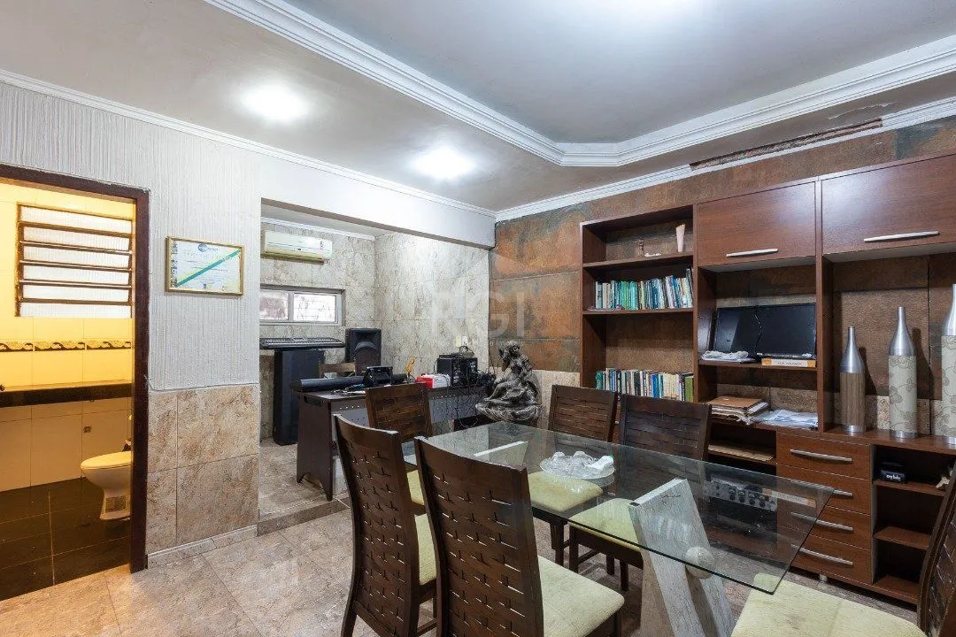 Imagem Sobrado para Venda - 300m², 3 dormitórios, sendo 1 suites, 3 vagas - Cavalhada