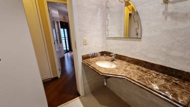 Imagem Vende lindo apartamento de 120m², com 3 dormitórios, sendo 1 suíte e 2 vagas. Totalmente reformado.