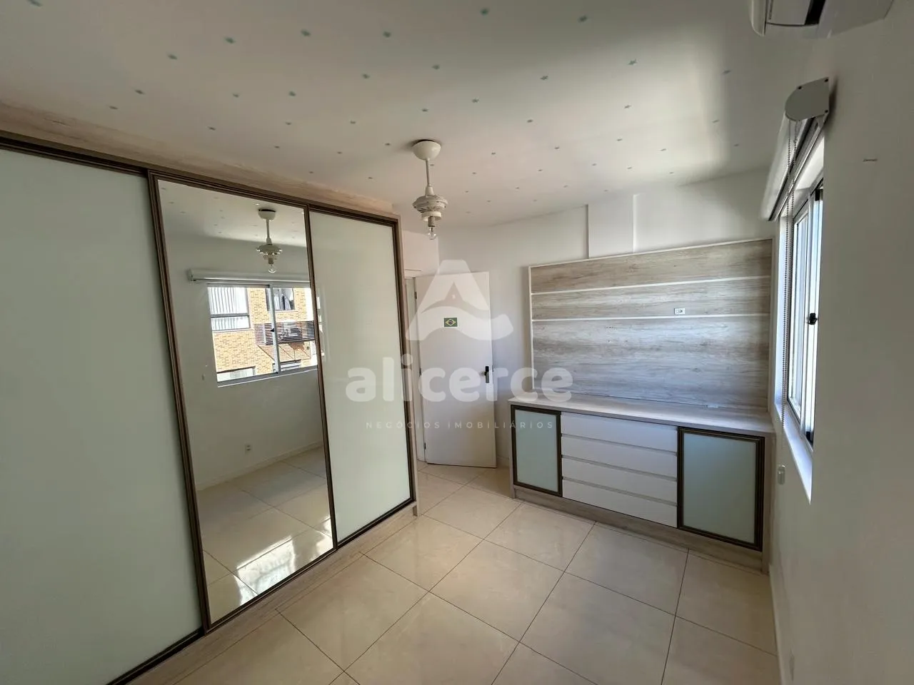 Imagem Apartamento à venda com 3 quartos 1 suíte, 92m² em Carvoeira Florianópolis