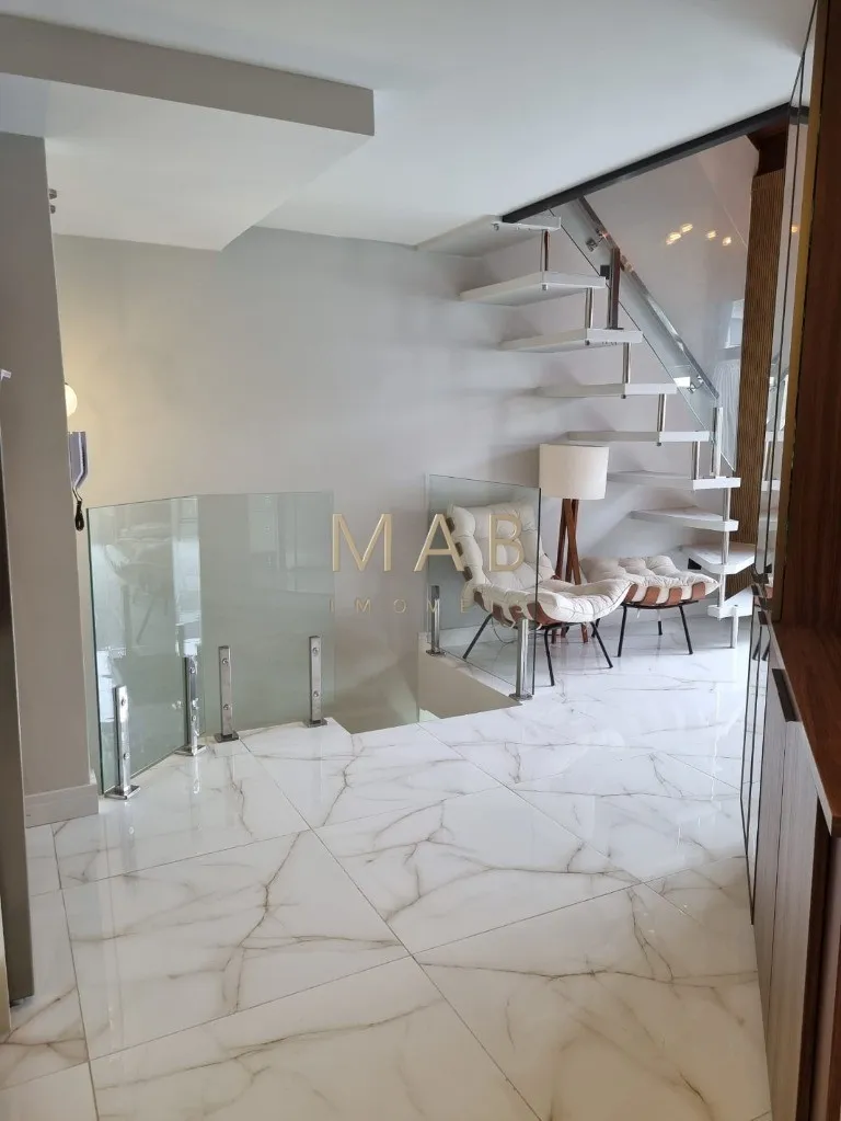 Imagem TRIPLEX FRENTE MAR NA PRAIA DOS INGLESES | FLORIANÓPOLIS Existem imóveis bonitos? E existem imóveis que despertam desejo no primeiro olhar.