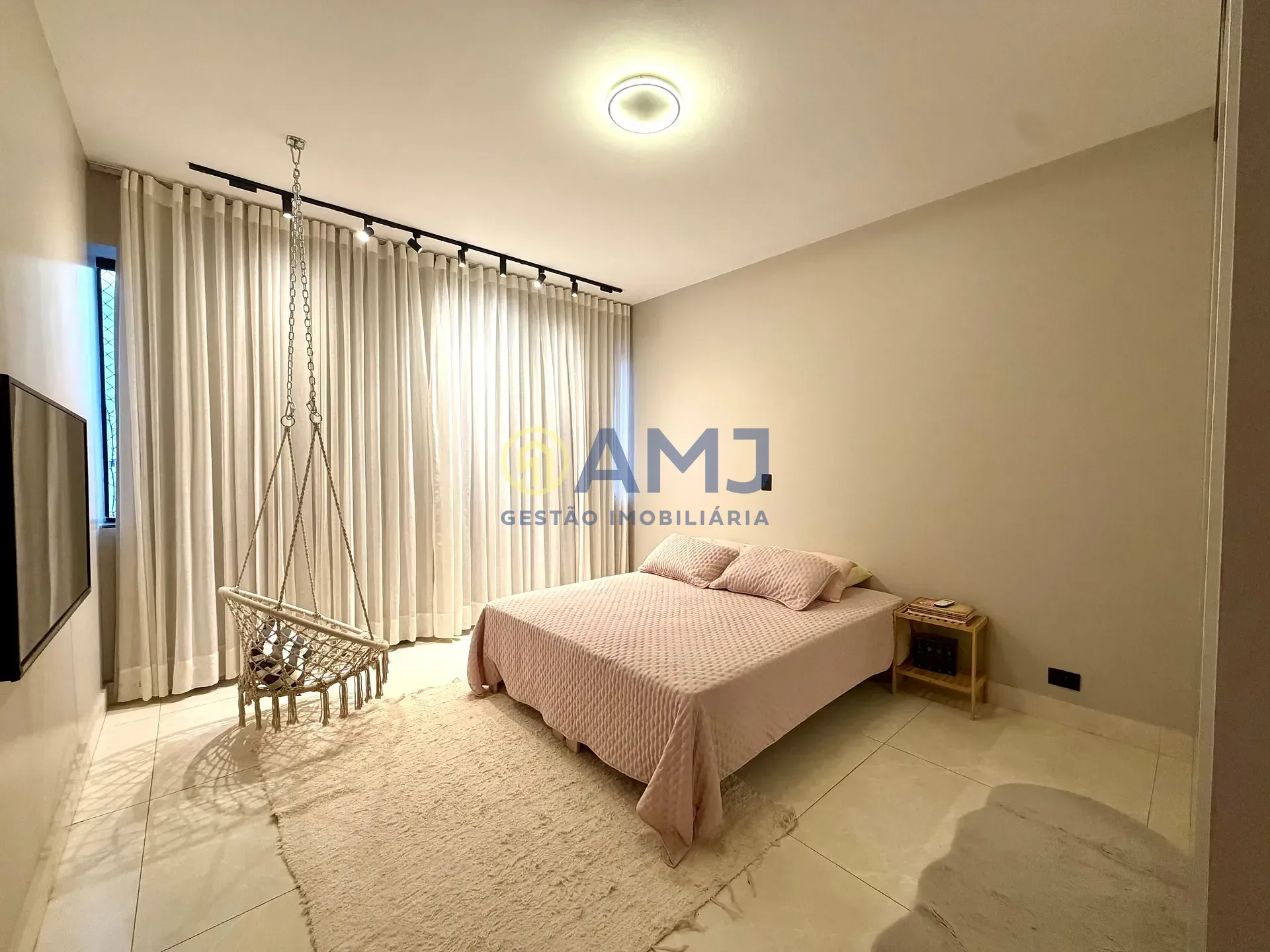 Imagem APARTAMENTO MOBILIADO E TOTALMENTE REFORMADO À VENDA - CENTRO | RUA 07