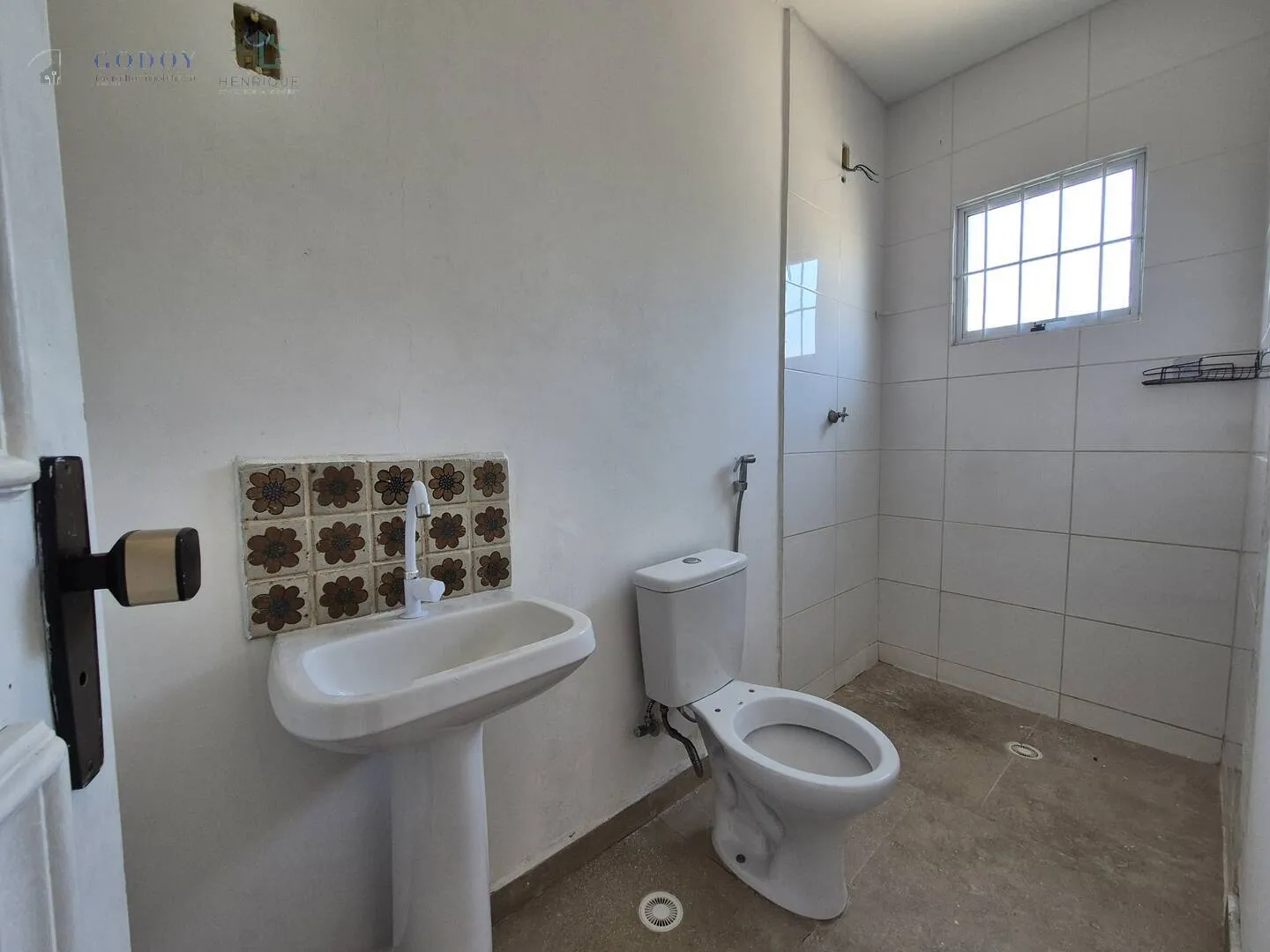 Imagem Casa em Condomínio Fechado com Suíte, Quintal e Garagem Coberta