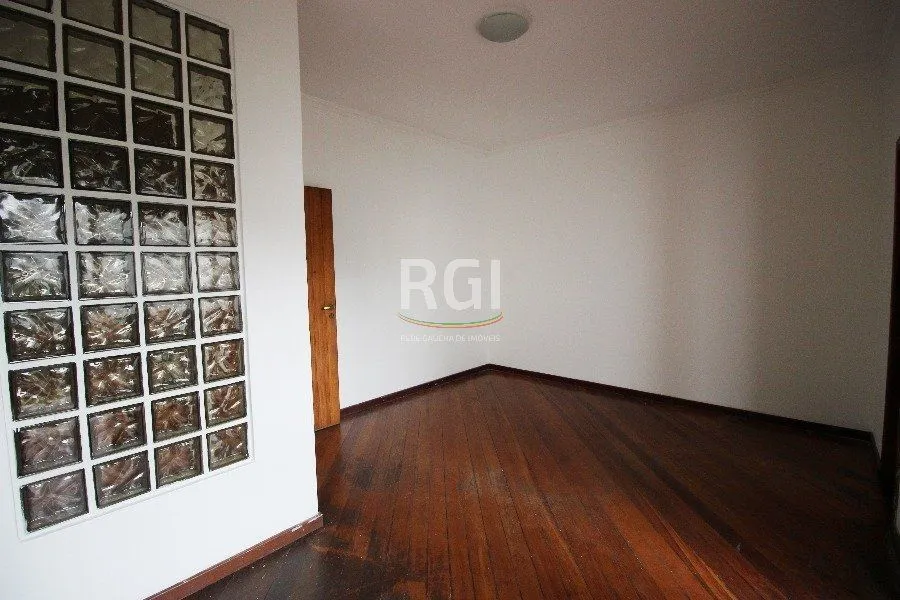Imagem Casa para Venda - 280m², 3 dormitórios, 2 vagas - Petrópolis