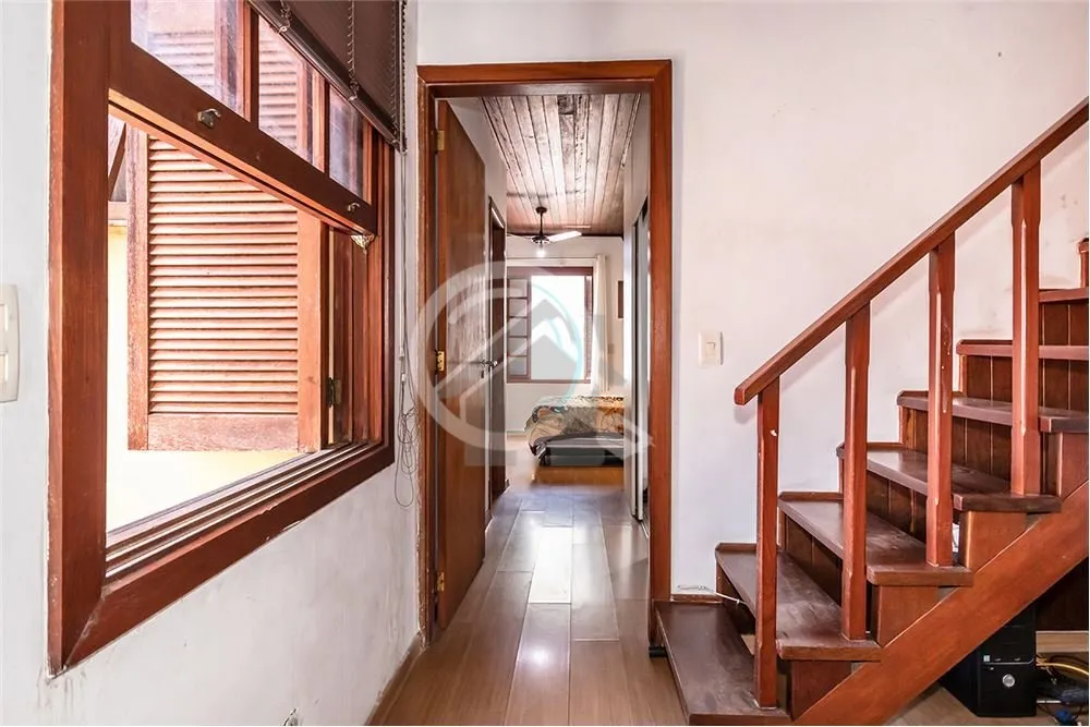 Imagem Esta espaçosa casa, localizada na rua Botafogo, oferece uma oportunidade única tanto para residên...