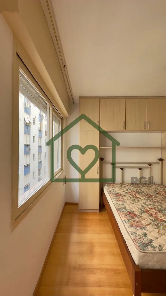 Imagem Apartamento semimobiliado de 38m2, com um dormitório, living para dois ambientes, cozinha ampla com...